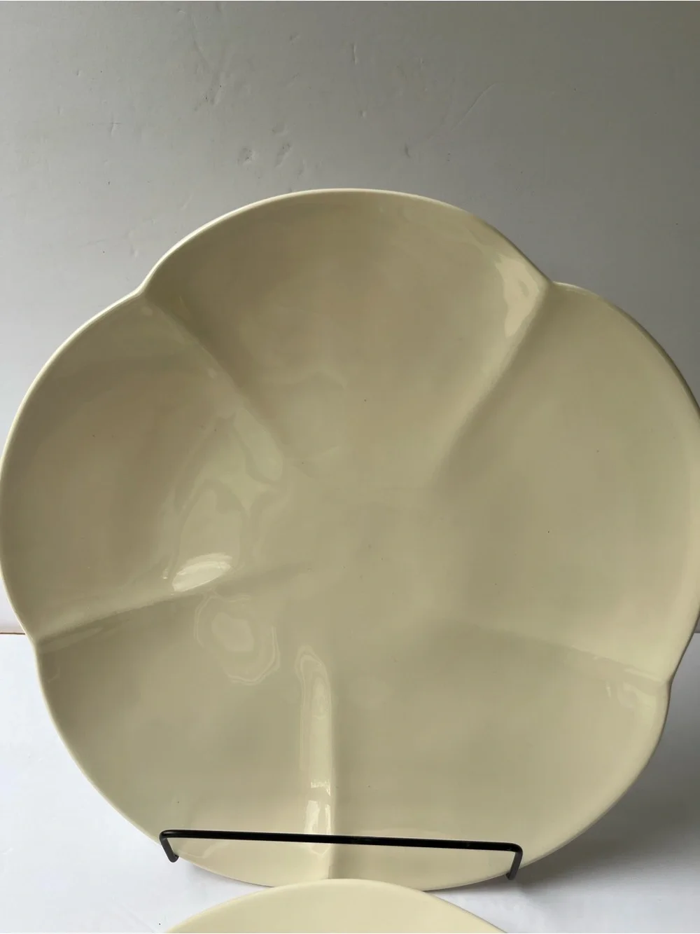 Crate & Barrel PETAL 2 Dinner Plates B Eigen Flower Shaped Creamy White
